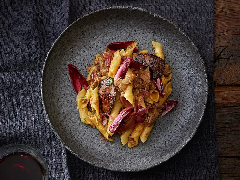 Garganelli con entenragù y radicchio de Trevisano