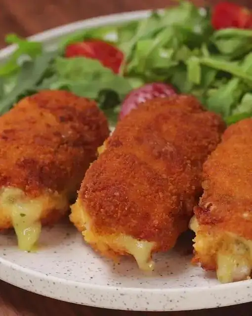 Rollitos de pollo con pesto, speck y queso provola