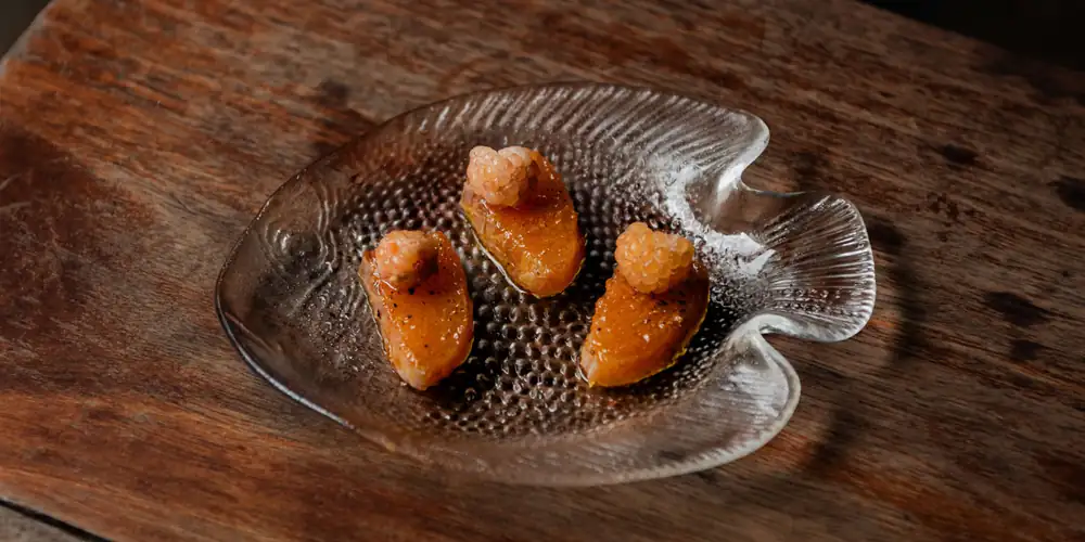 Receta de trucha curada, flores de capuchina y frambuesas doradas