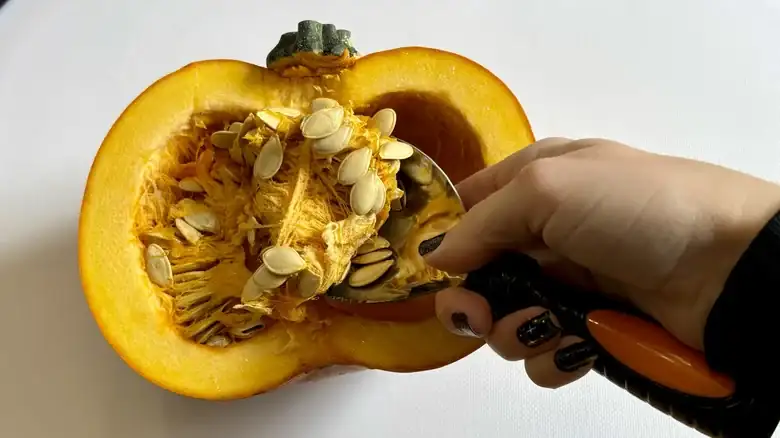 Cómo separar fácilmente las semillas de calabaza de la pulpa