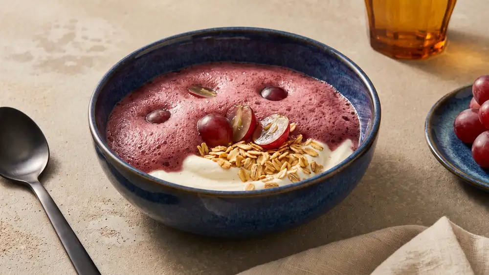 Bol de espuma de uva con skyr cremoso y copos de avena tostados