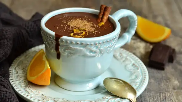 Para darle un toque cítrico, añade un licor popular a tu chocolate caliente