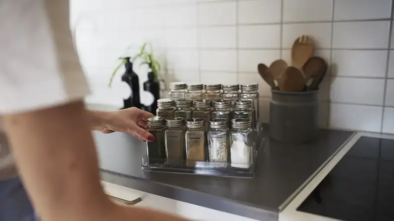 Italian seasoning is a good substitute for fresh basil.