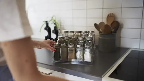Italian seasoning is a good substitute for fresh basil.