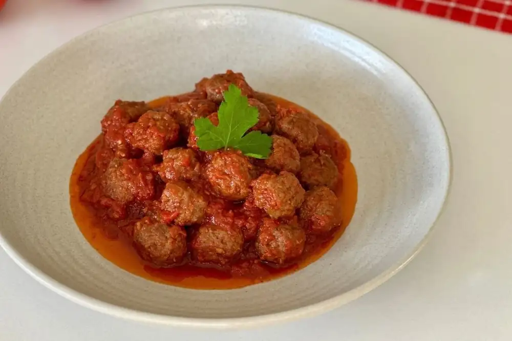 Hatice's Recipe: Meatballs in Tomato Sauce