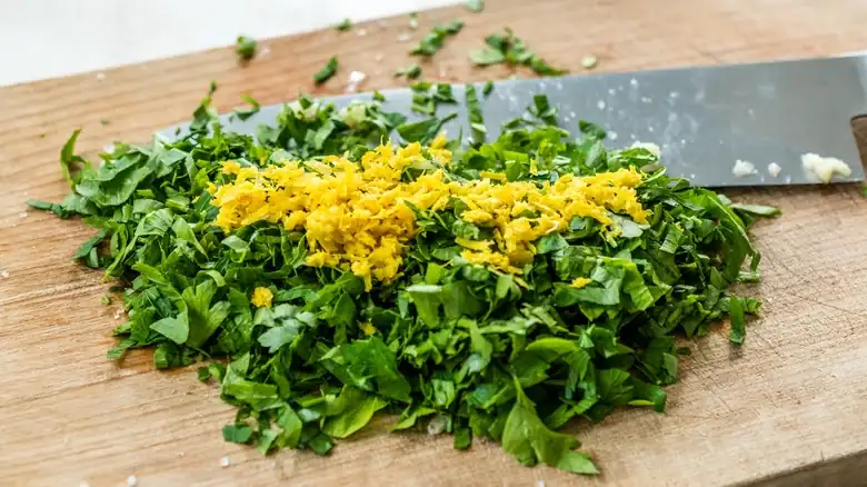 La clave de una gremolata equilibrada está en cómo se pica el perejil