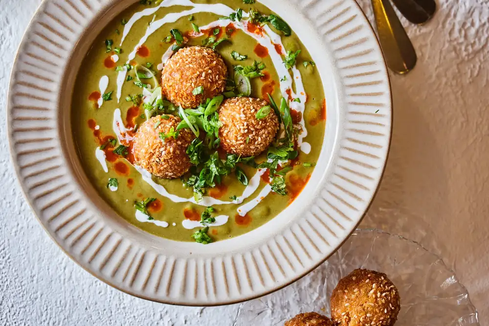 Guiso de soja con cilantro y espinacas, acompañado de albóndigas de tofu empanizadas picantes